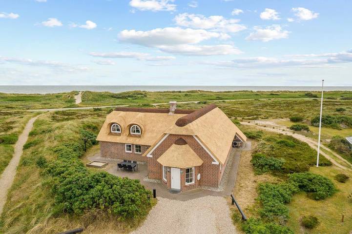 Luxus-Ferienhaus für 12 Personen, mit Balkon/Terrasse und Whirlpool sowie Pool und Sauna in Dänemark an der Nordsee