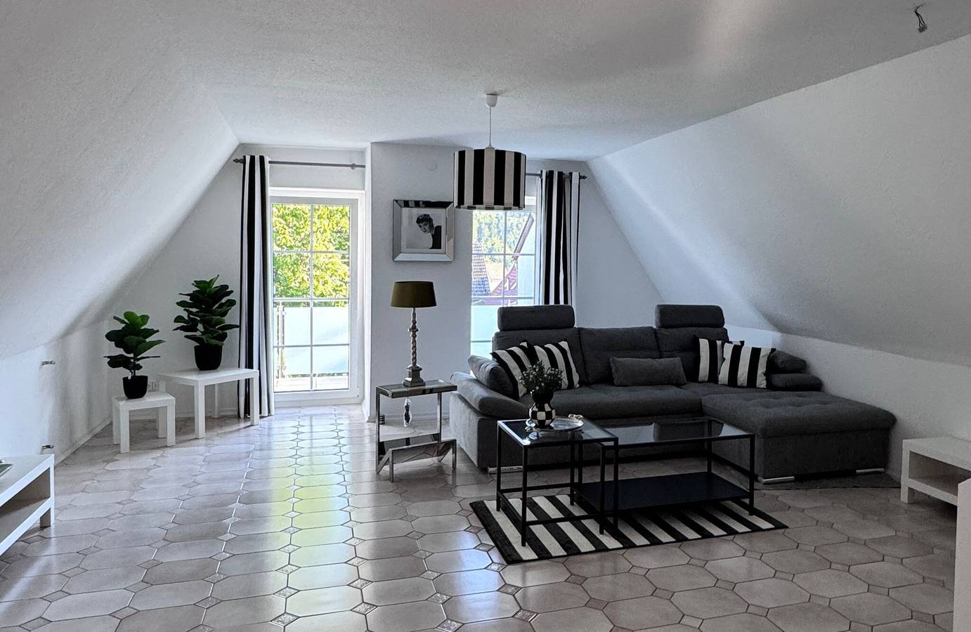 Apartamento entero, Apartamento 'Danielle' con vistas a la montaña, balcón y wifi in Bad Herrenalb, Northern Black Forest