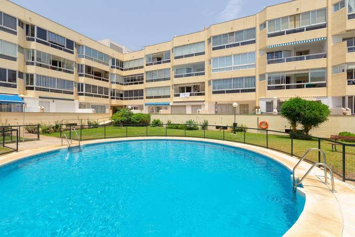 Entire apartment, Apartment "Vista Marina" with Sea View, Shared Pool & Wi-Fi in La Carihuela, Torremolinos