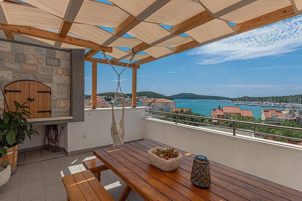 Apartamento entero, Precioso apartamento de 2 dormitorios. in Rogoznica, Condado de Šibenik-Knin