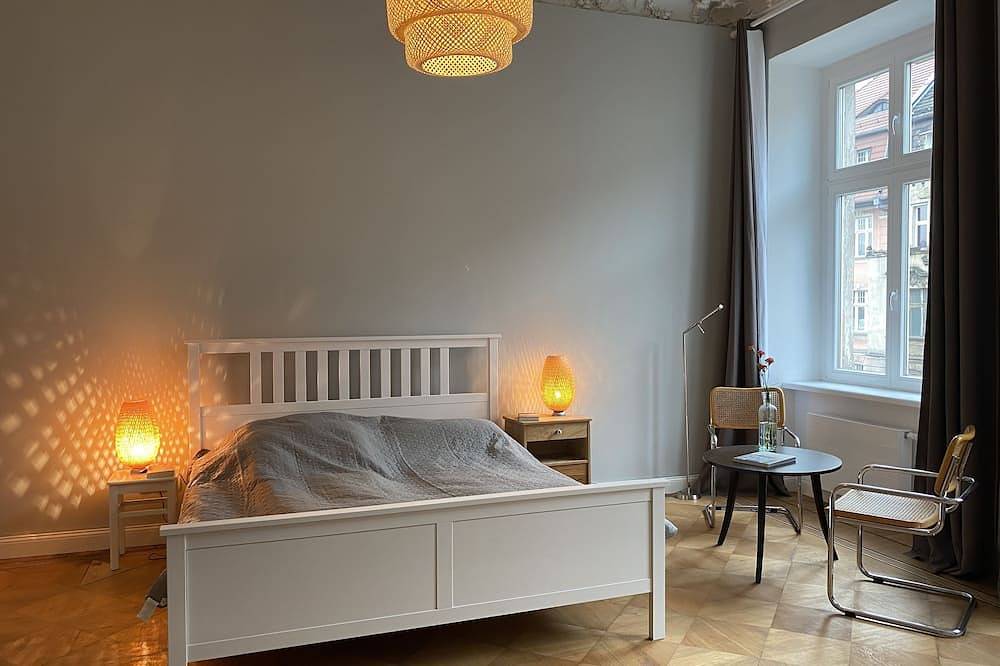 Ganze Wohnung, Riesige Altbauwohnung, 2 Bäder, 3 Wc, 16 m² überdachte Terrasse in Breslau, Niederschlesien