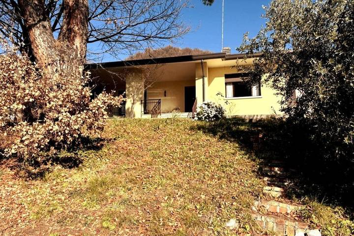 Location de vacances pour 6 personnes, avec Balcon et Terrasse ainsi que Jardin et Vue à Caneva (Italie)