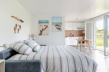 Gîte pour 2 personnes, avec jardin à Surtainville