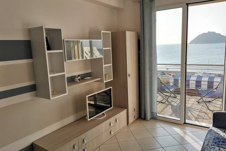 Appartamento intero, Bilocale Nuovo Vista Mare Isola Gallinara Direttamente Sulla Spiaggia in Albenga, Riviera di Ponente
