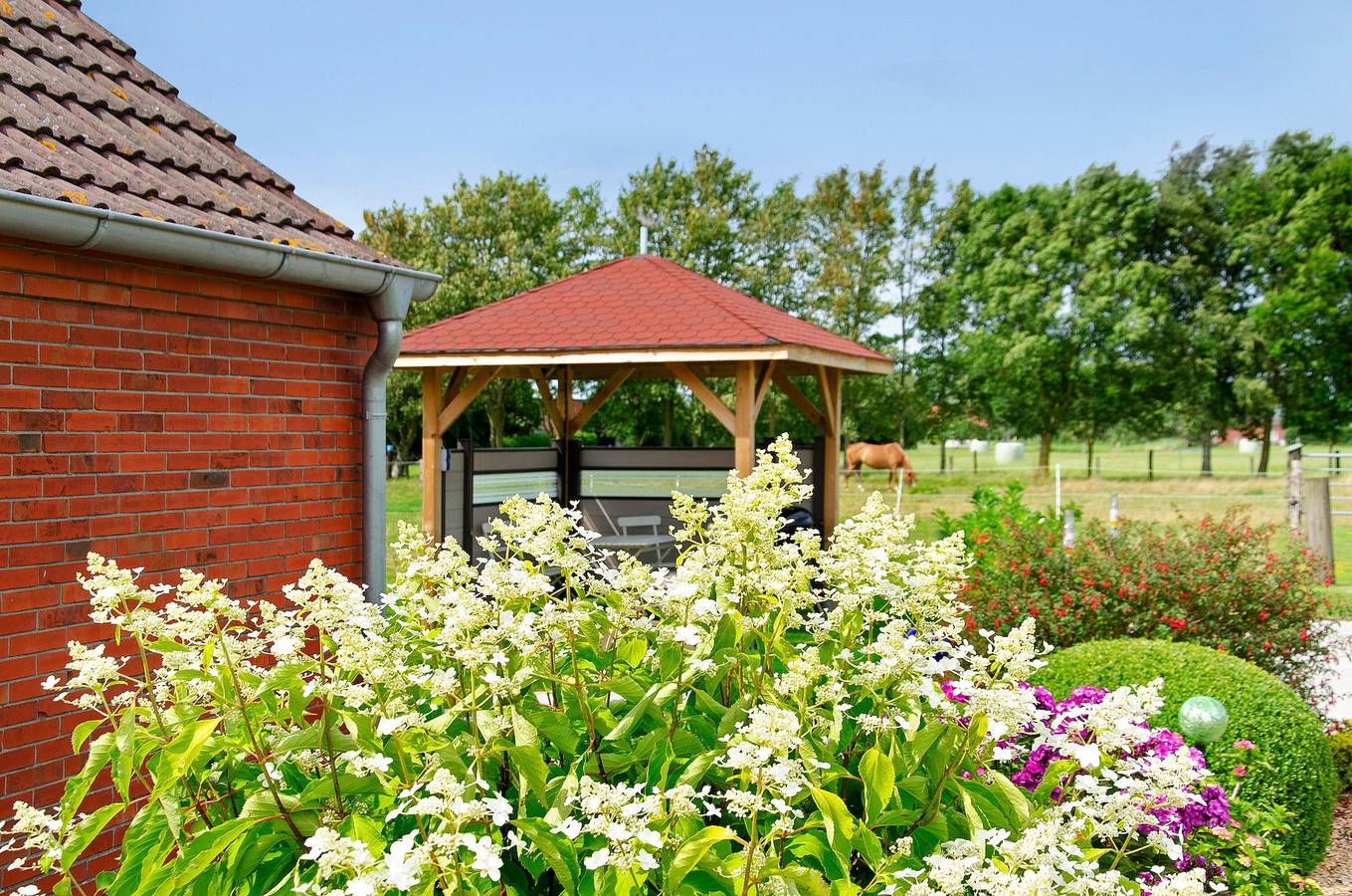 Holiday Home 'Huus Karoline' with Garden & Wi-Fi in Hagermarsch, Nordseeküste