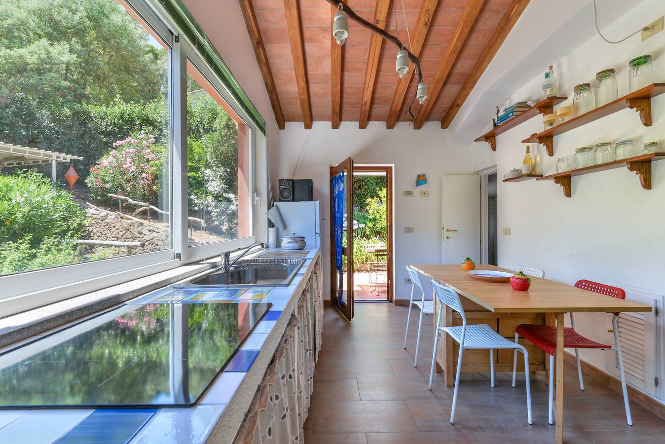 Villa 'I Fiori Redinoce' con terrazza privata, giardino privato e aria condizionata in Procchio, Isola d'Elba