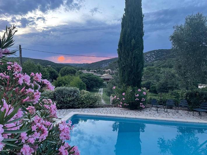 Location de vacances pour 8 personnes, avec vue ainsi que jardin et piscine à Saint-André-de-Roquepertuis