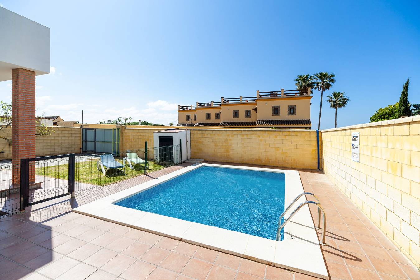 Rústica casa cerca de la playa con piscina, terraza, jardín y Wi-Fi; se admiten mascotas; aparcamiento disponible in Fuente del Gallo, Conil de la Frontera