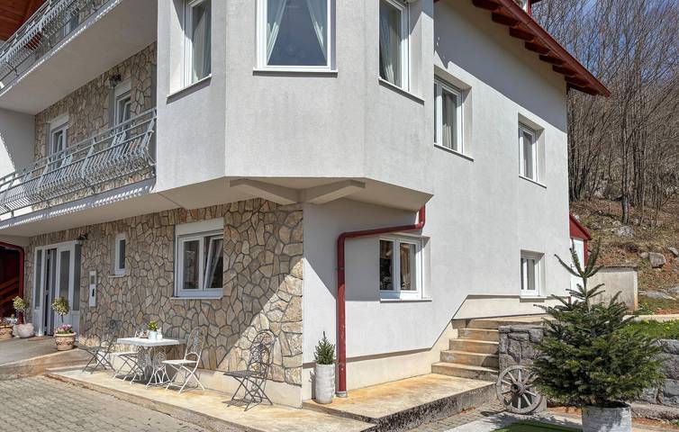 Reizende 2-Zimmer-Wohnung mit Pool, Küche und nur 400 m vom Fluss Bužimnica entfernt in Gospitsch, Lika-Senj