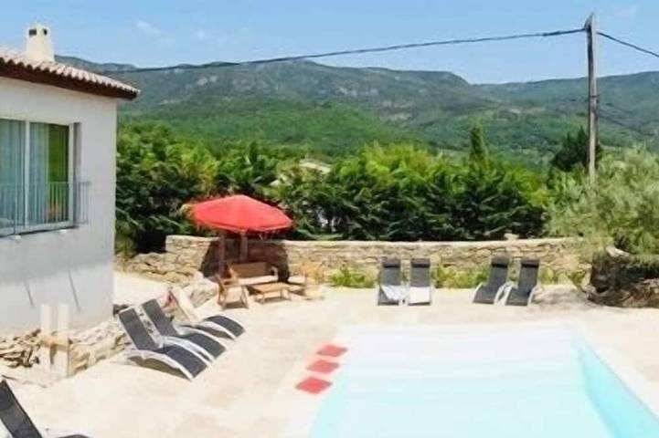 Location de vacances pour 7 personnes, avec terrasse et piscine à Saint-Privat