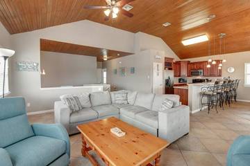 Vacation Rental for 14 Guests in Port Aransas, Mustang Island, Picture 4