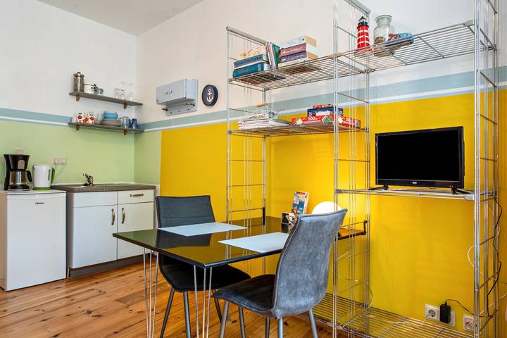 Ganzes Studio, Einzimmerapartment 'Ferienwohnung Rügen' mit Wlan in Ozeaneum Stralsund, Stralsund