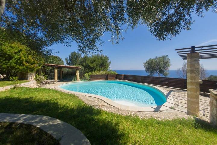 Maison de vacances pour 6 personnes, avec Balcon et Terrasse ainsi que Jardin et Piscine à Tricase