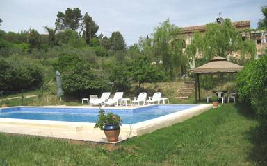 Gîte pour 6 personnes, avec terrasse ainsi que piscine et jardin, animaux acceptés à Cotignac