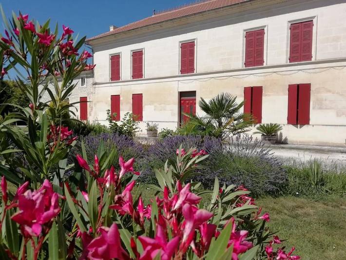 Location de vacances pour 2 personnes, avec Terrasse ainsi que Jardin et Vue à Jarnac-Champagne