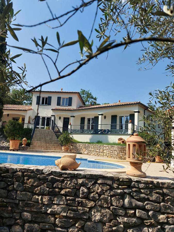 Location de vacances pour 7 personnes, avec terrasse ainsi que piscine et vue à Monteils (Gard)