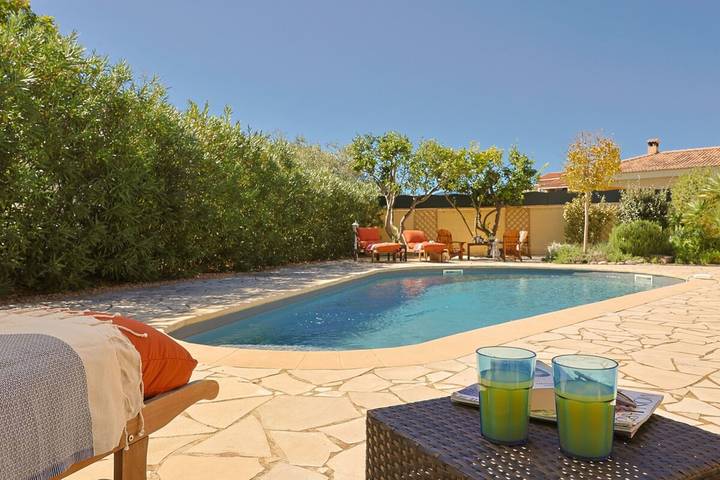 Villa pour 4 personnes, avec terrasse ainsi que jardin et piscine, adapté aux familles - 1