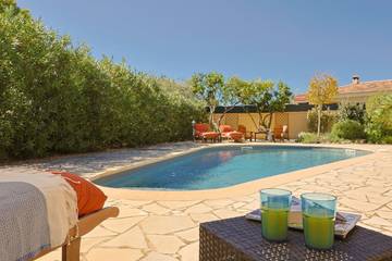 Gîte pour 4 personnes, avec piscine ainsi que terrasse et jardin, adapté aux familles à Lucciana