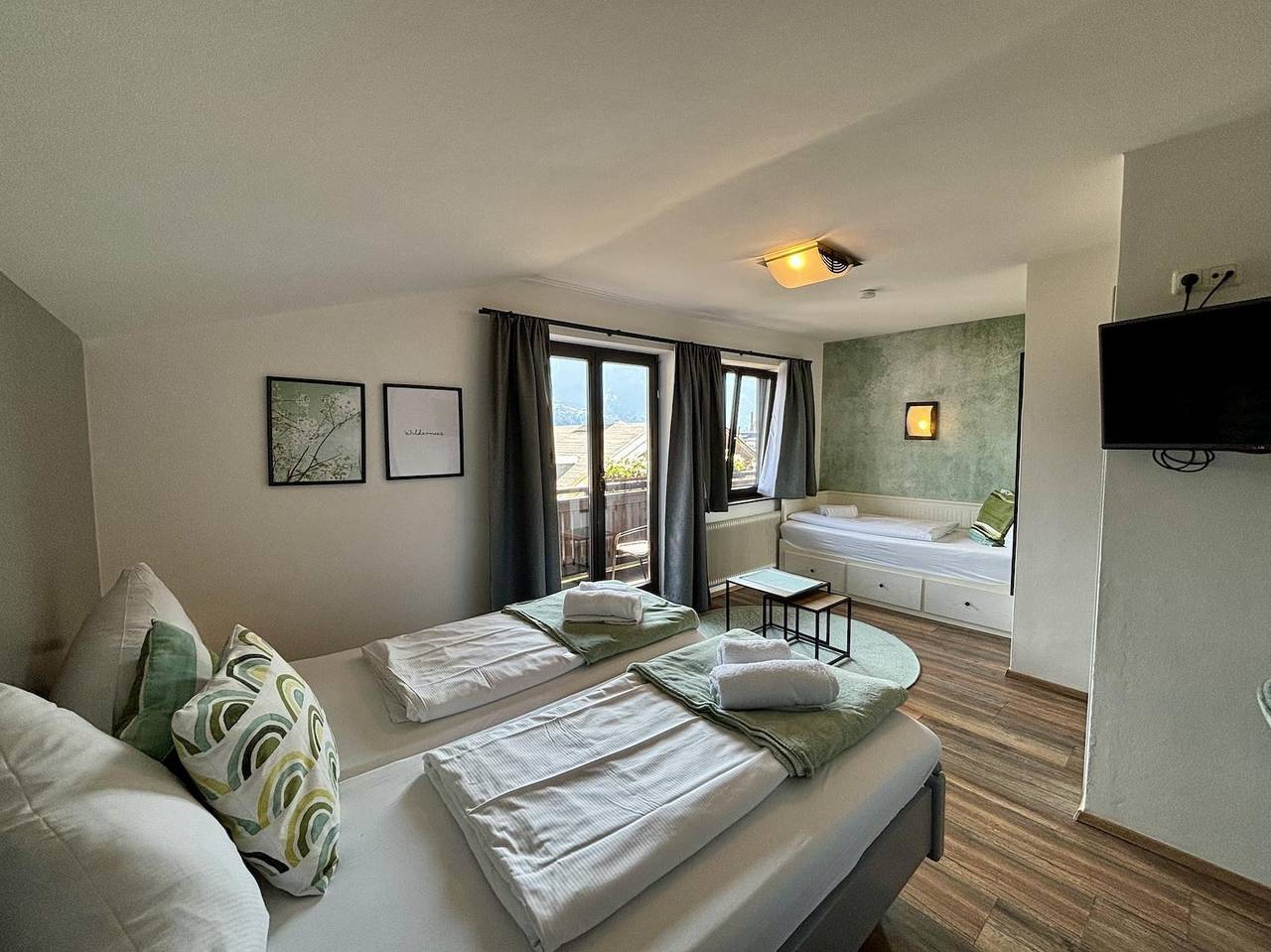 Dreibettzimmer, Dusche oder Bad, Wc in Zell am See (Stadt), Zell am See