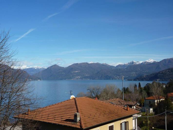 Entire apartment, Apartment 'Casa Delle Palme' with Lake View, Balcony and Wi-Fi in Castello Valtravaglia, Castelveccana