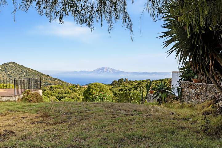 Entire apartment, Apartment 'Blue House Nature and Calm' with Sea View, Shared Garden and Wi-Fi in El Cuartón, Tarifa