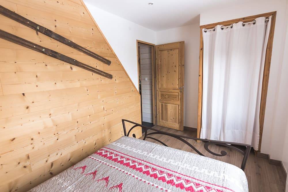 Appartement entier, Gîte spacieux Authentique Terrasse 25m² exposée plein sud Face à l'arrêt navette in Font-Romeu-Odeillo-Via, Parc naturel régional des Pyrénées catalanes