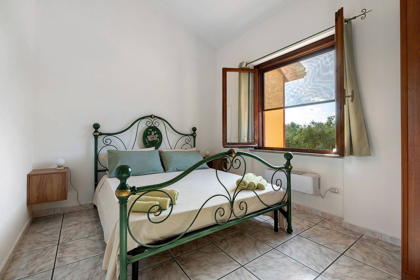 Frühstückspension 'Casa Misè - Salvia Double Room' mit WLAN und Klimaanlage in Poggio dei Pini, Capoterra