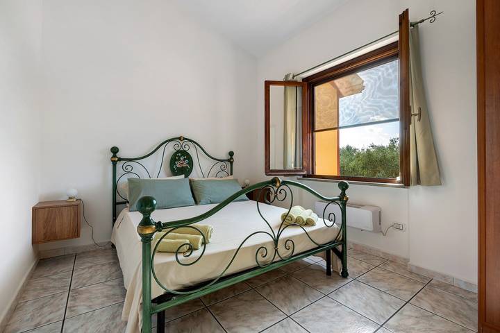Bed and breakfast 'Casa Misè - Salvia Double Room' with Wi-Fi and air conditioning in Poggio dei Pini, Capoterra