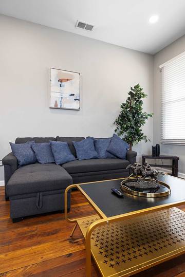 Vacation Rental for 9 Guests in Louisville, Kentucky, Picture 2