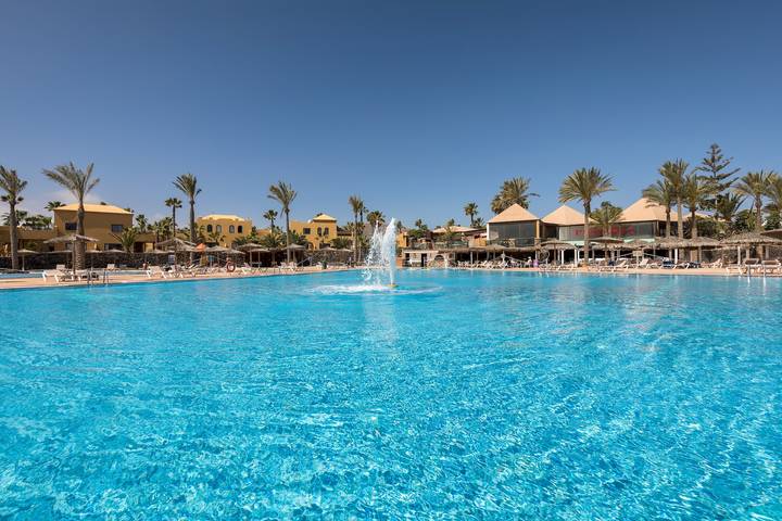 Holiday rental for 3 people, with garden and terrace as well as pool, child-friendly in Corralejo