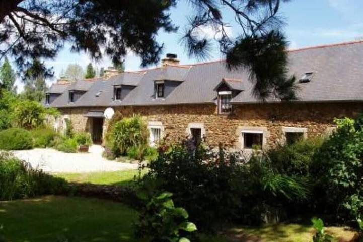 Gîte pour 15 personnes, avec Terrasse et Jardin à Goudelin