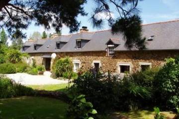 Gîte pour 15 personnes, avec jardin à Goudelin