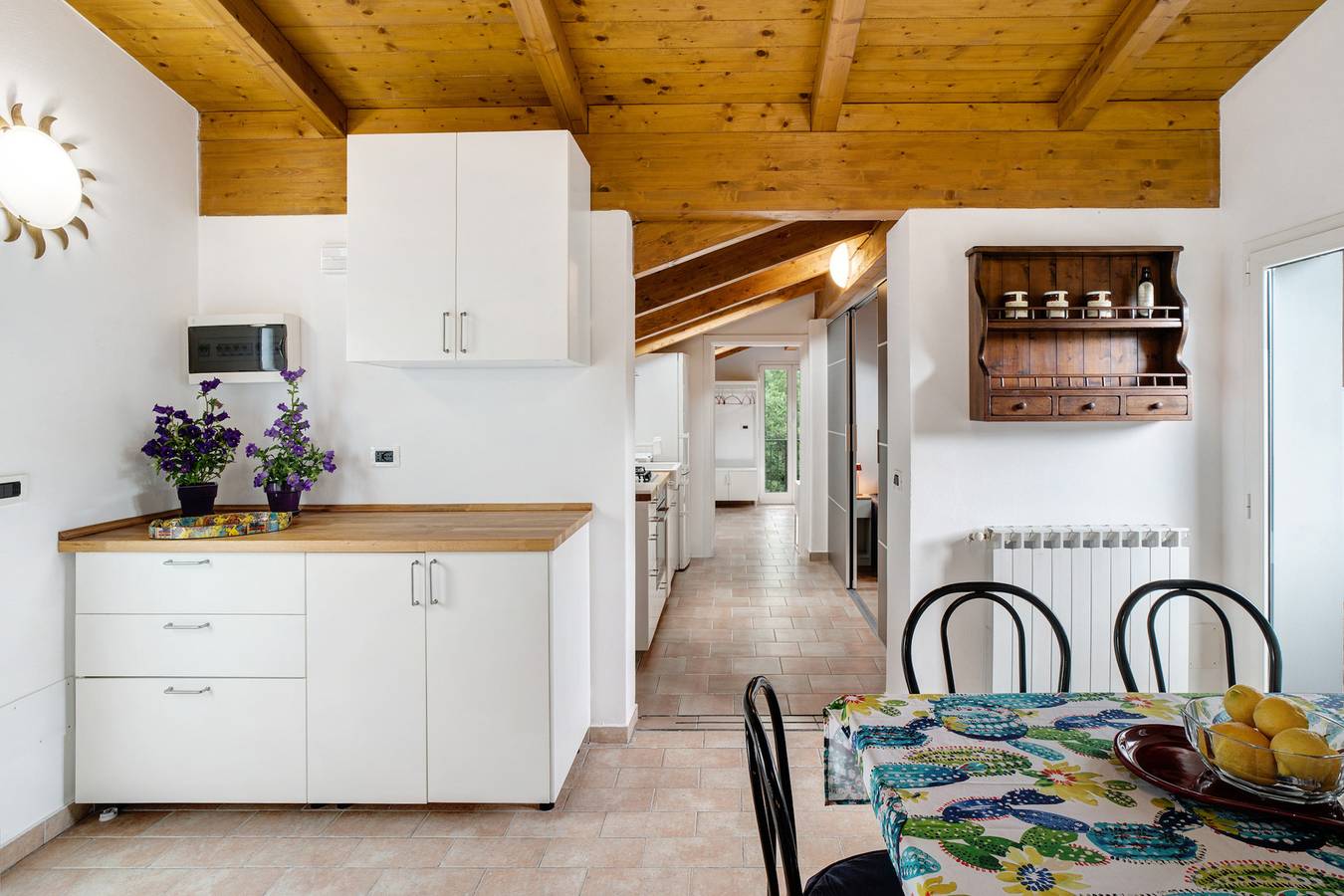 Appartamento intero, Appartamento Rosmarino con vista sulle montagne, giardino, piscina condivisa e Wi-Fi in Garlenda, Riviera di Ponente