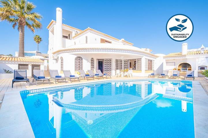 Villa for 12 people, with Balcony and Yard in Algarve