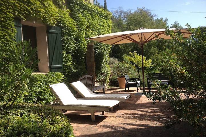 Gîte pour 2 personnes, avec piscine ainsi que terrasse et jardin
