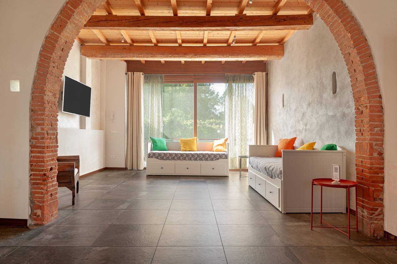 Villa 'Sunflowers' con Vista Montagna, Wi-Fi e Aria Condizionata in Cascina, Riviera Toscana