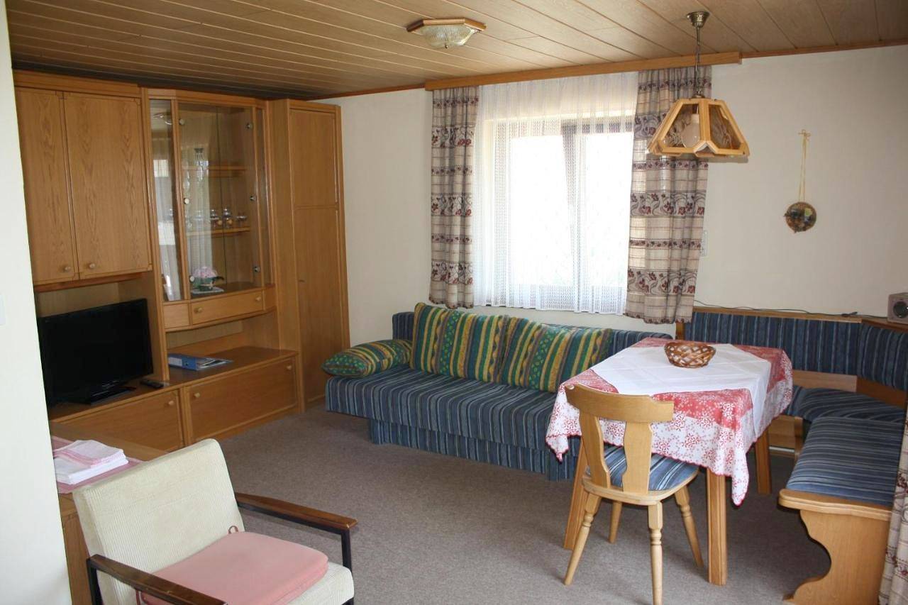 Haus Rosenauer Zimmer & Ferienwohnungen in Nußdorf am Attersee, Attergau