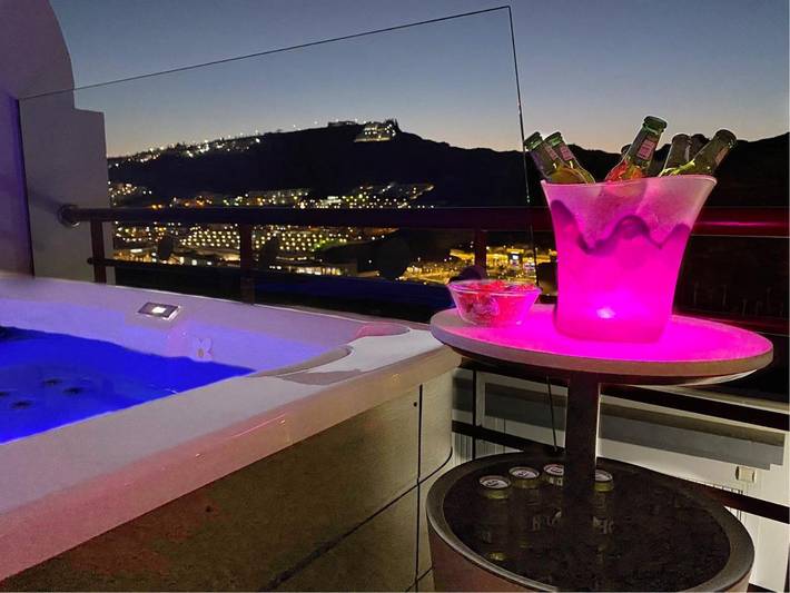 Villa for 8 people, with Balcony and Hot tub as well as Terrace and View in Puerto Rico (Gran Canaria)
