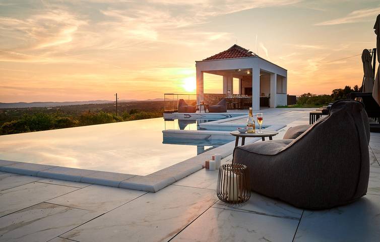 Modernes Apartment mit Pool, Terrasse und WLAN in der Nähe des Visovačko-Sees in Skradin, Šibenik-Knin