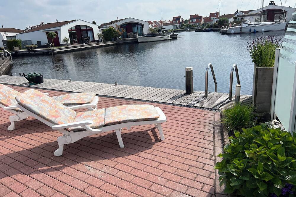 Bungalow Happy Holiday en Geniet Direct aan het Water met Eigen Aanlegsteiger in Lemmer, Ijsselmeer