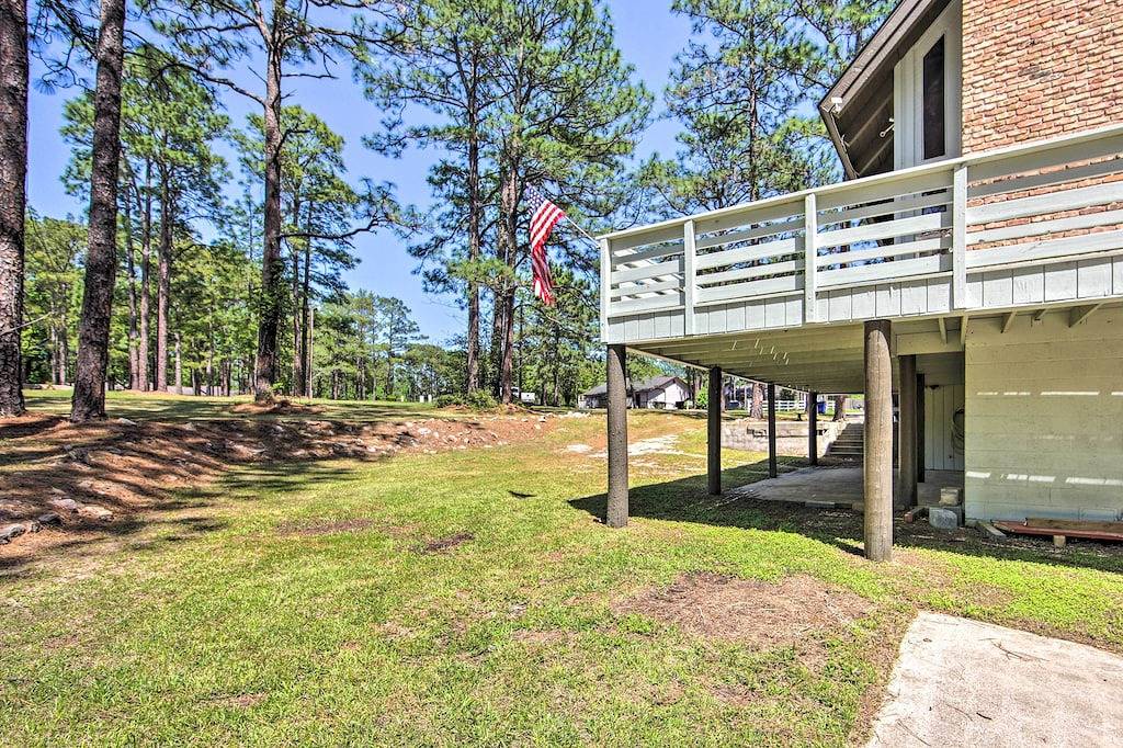 Brookeland Resort Cabin w/ Golf + Lake Access in Sam Rayburn Reservoir