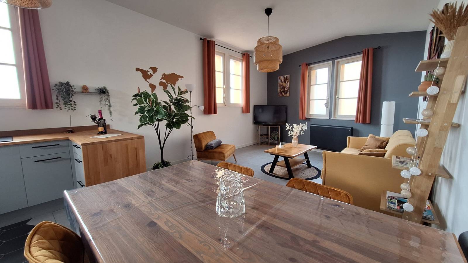 Appartement entier, La Bulle Dorée, gîte cosy & balnéo dans village médiéval in Oingt, Région de Villefranche-sur-Saône