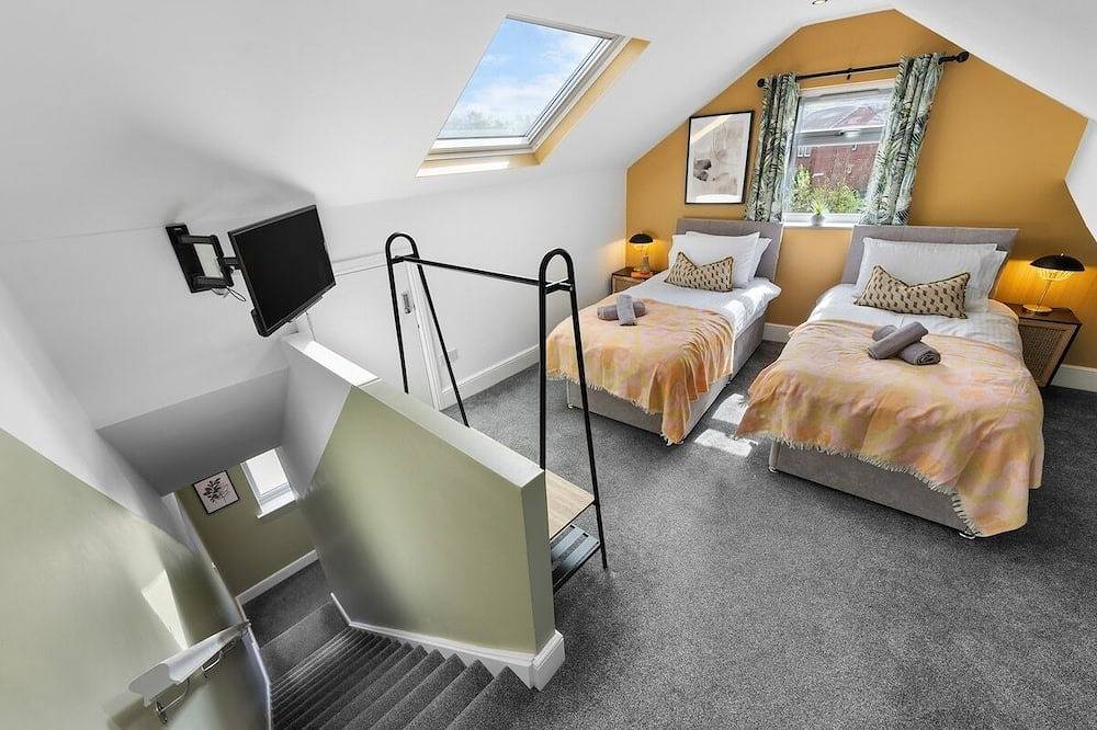 Stylish 4-Br House with Parking, Central location in Bolton, Greater Manchester