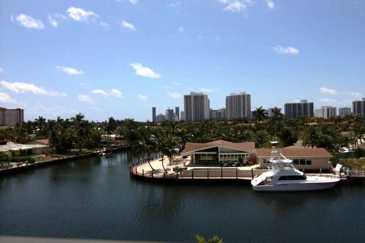 Vacation rental for 2 people, with balcony and pool in Hallandale Beach