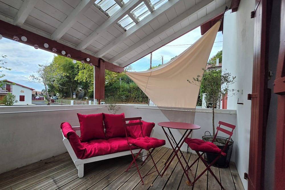 Apartamento entero, Cozy apartment with a terrace and private parking – In the heart of the Basque Country in Saint-Pée-sur-Nivelle, Region de Bayona