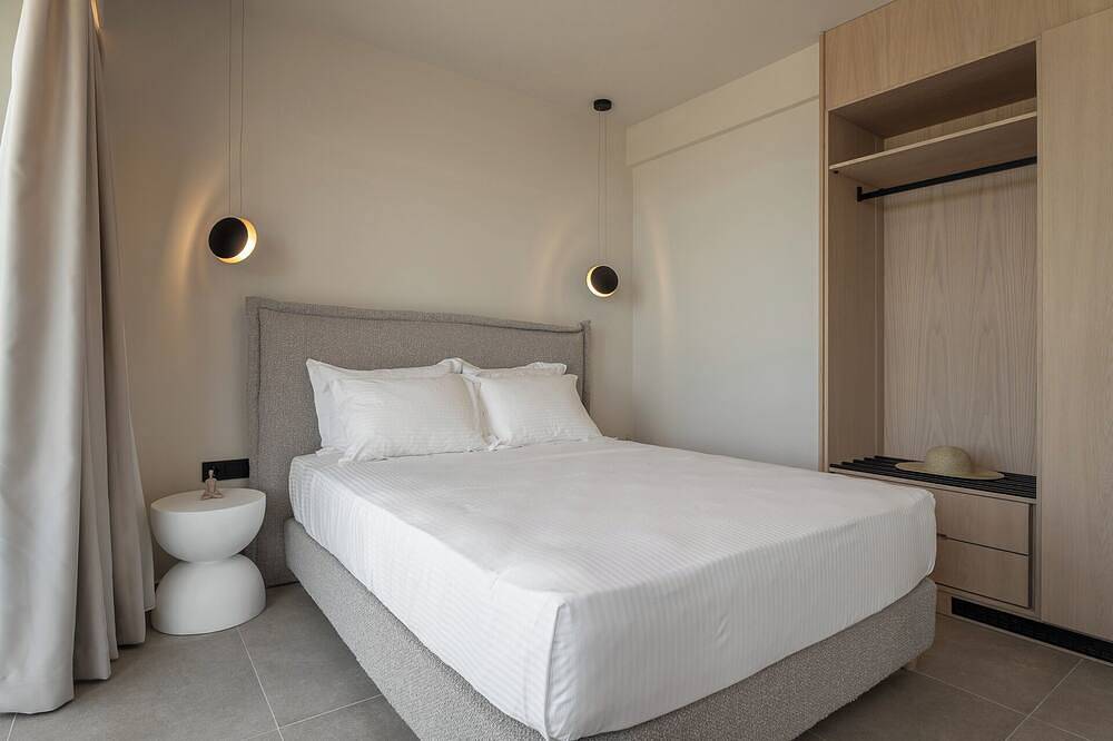 Villa Frame | Quiet Luxury with 2 Jacuzzis & Panoramic Sea View in Methoni in Finikounda, Messenien