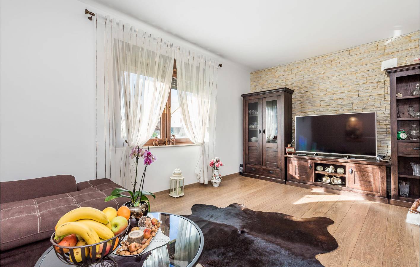 Ganze Ferienwohnung, Reizende 2-Zimmer-Wohnung mit Pool und Terrasse, 200 m vom Fluss entfernt in Primorje-Gorski Kotar
