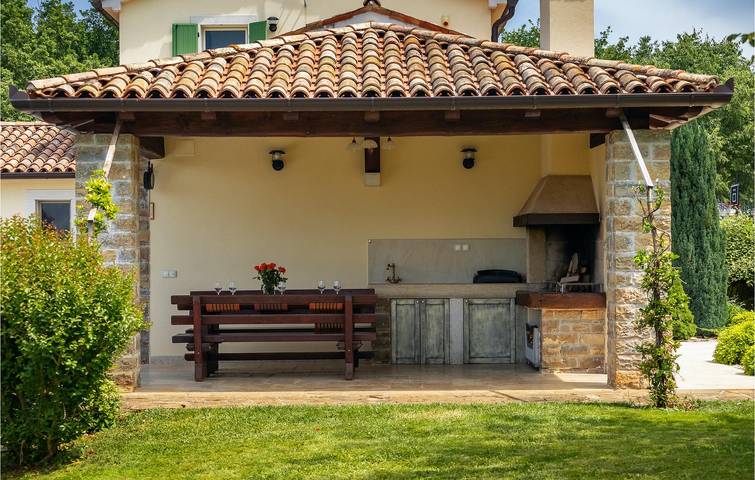 Ferienhaus für 8 Personen, mit Garten in Karojba