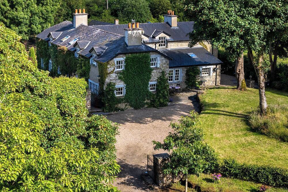 Charming and spacious 6-bedroom farmhouse close to Center Parcs in Mullingar, County Westmeath