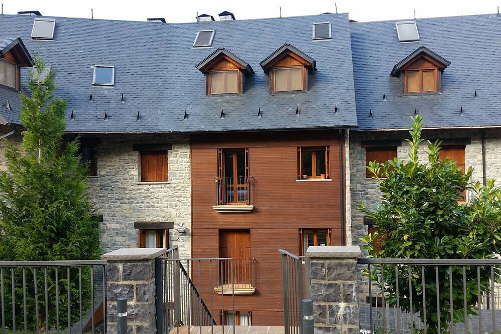 Entire apartment, Casa La Corona in the Pyrenees next to the Bubal Reservoir. in Panticosa, Spanish Pyrenees